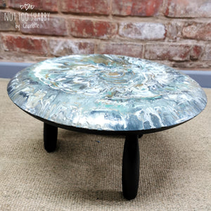 Fusion pouring resin little round table, green black and gold